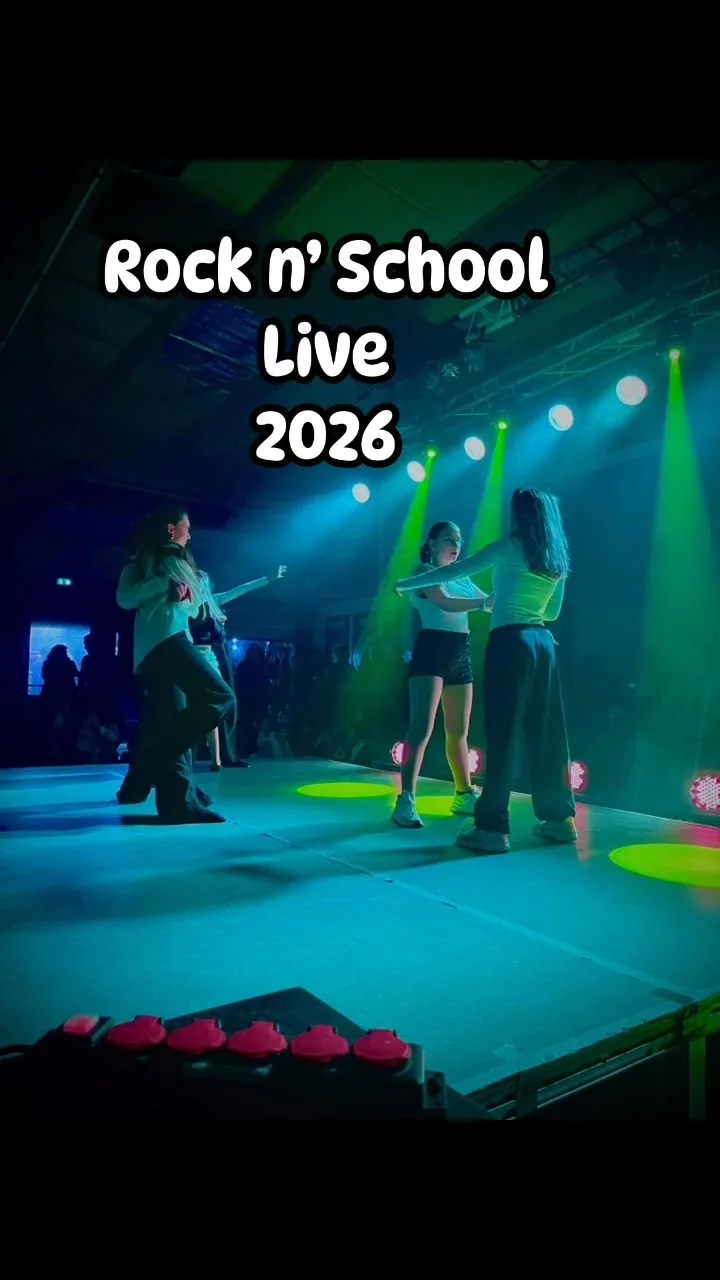 Danseuses sur scène sous des lumières vertes lors du Rock n’ School Live 2026