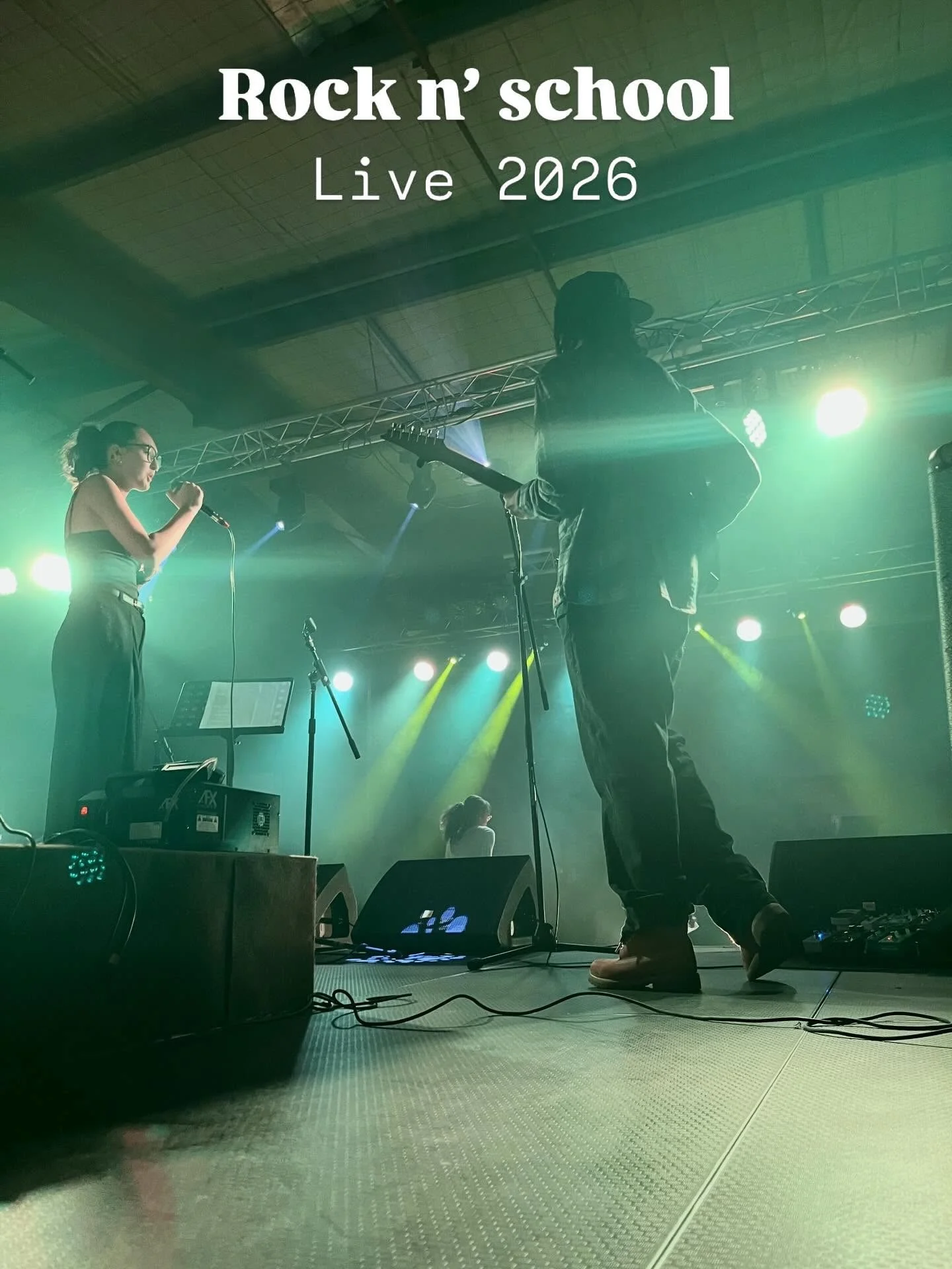 Chanteuse et guitariste à contre-jour sur scène lors du Rock n’ School Live 2026